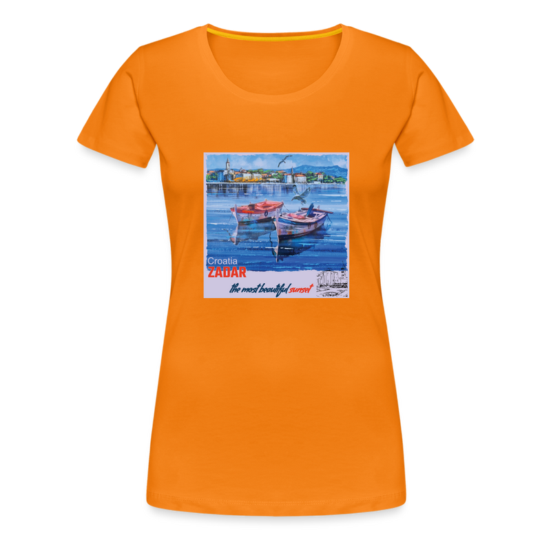 Lade das Bild in Galerie -Viewer, Frauen Premium T-Shirt Zwei Boote in Zadar mit Hintergrund - Orange
