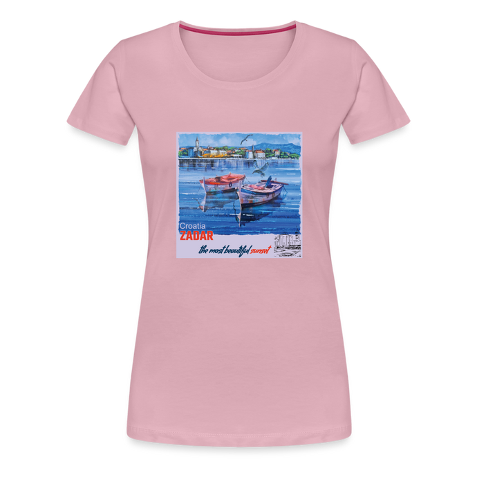 Frauen Premium T-Shirt Zwei Boote in Zadar mit Hintergrund - Hellrosa