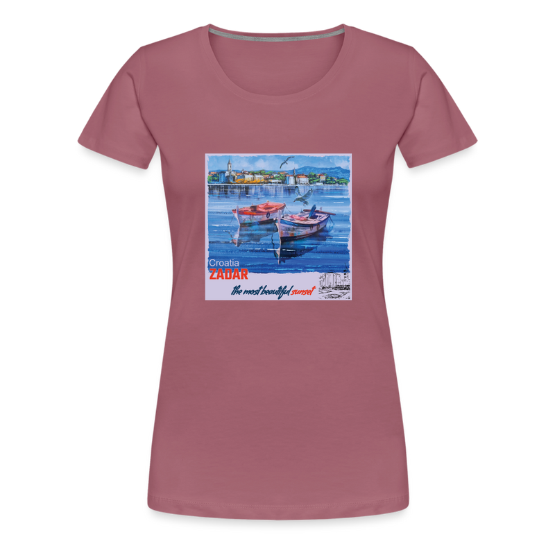 Lade das Bild in Galerie -Viewer, Frauen Premium T-Shirt Zwei Boote in Zadar mit Hintergrund - Malve
